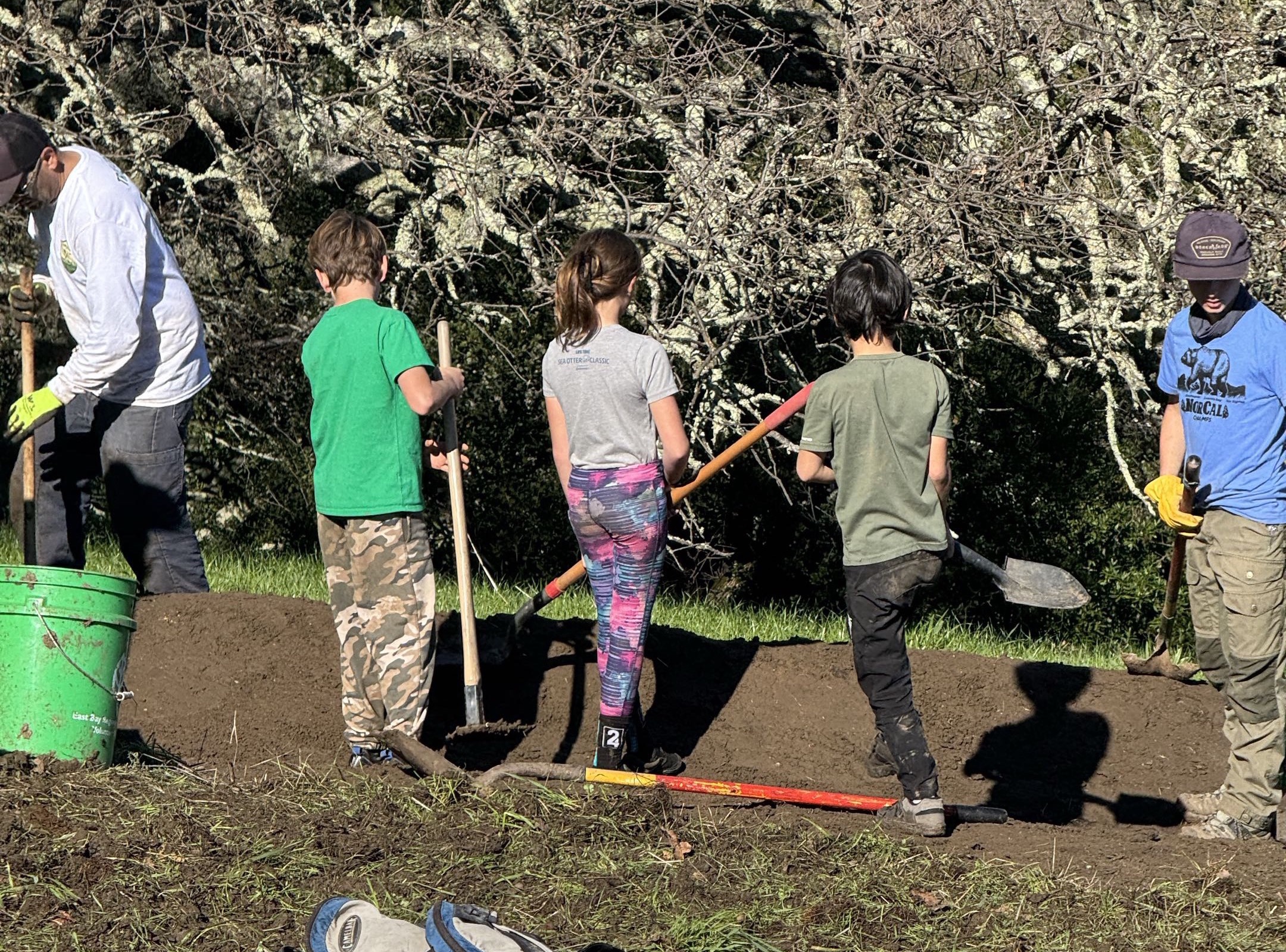 Kids volunteering at a Briones Dig Day