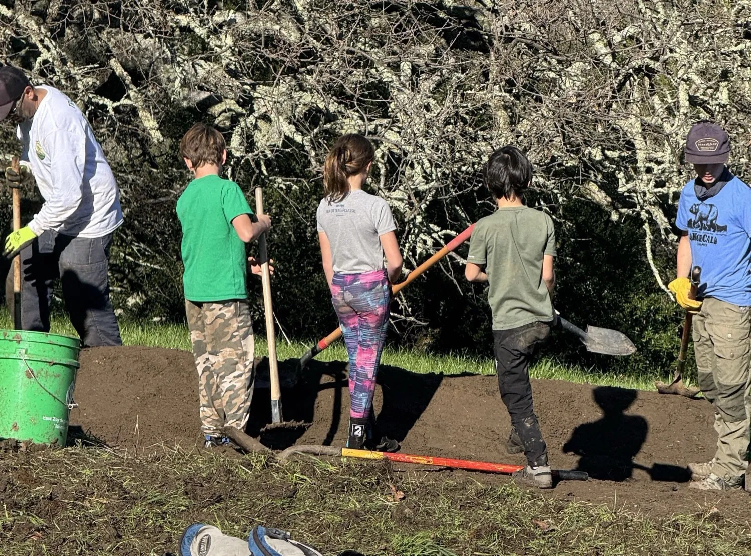 Kids volunteering at a Briones Dig Day